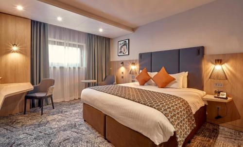 Crowne Plaza Reading East - Convenient Location