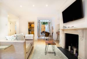 Discounted Flat W Lovely Terrace Near Kings Road - Location Highlights