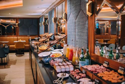 Eiffel Blomet Hotel - Amenities and Facilities