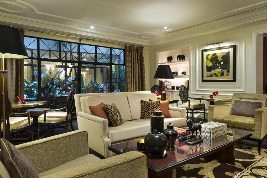 Francis I - Amenities and Services