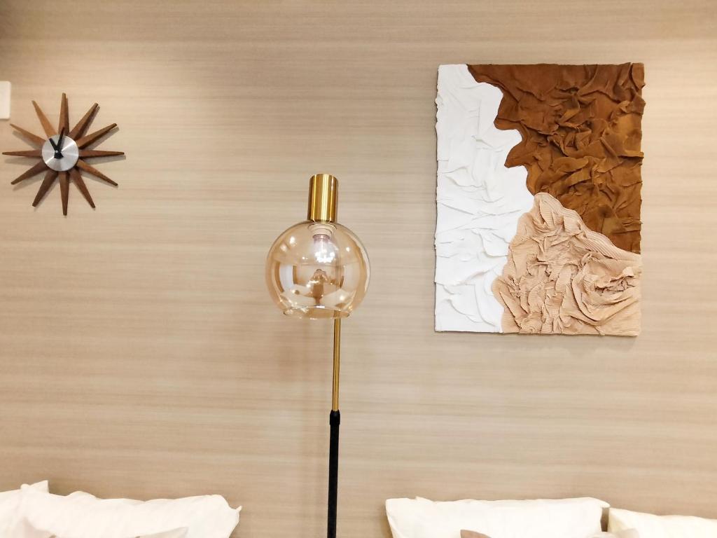 G53 New Inn Central Shinjuku - 5 Mins to Station, Max 4 People. Direct Access to Shin-Okubo, With a Bathtub and a View of the Sky. Equipped With a Wooden Bed and a Silver Chair - Amenities and Features