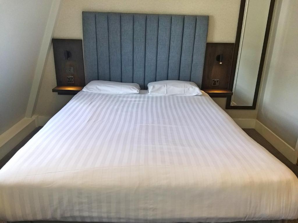 Garden Court Hotel - Accommodations and Amenities