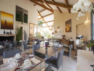 Golf Hotel Colvert - Room Service Available - Accommodation and Amenities