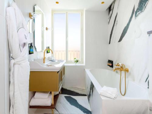 Grand Hotel Beauvau Marseille Vieux Port - MGallery - Accommodation Features and Amenities