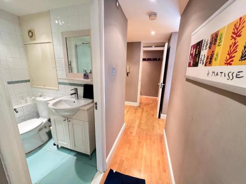 Great River Thames View Entire Apartment in The Most Central London - Accommodation Features