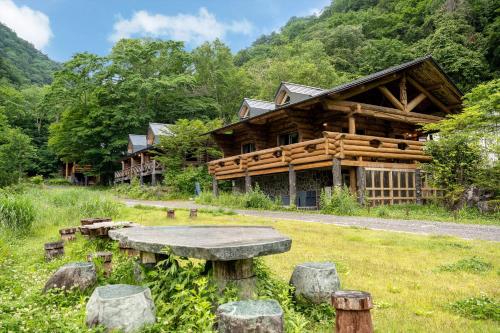 Hacho No Yu - Accommodations and Dining