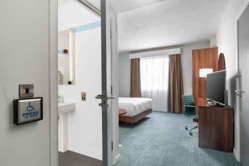 Hilton Garden Inn London Heathrow Airport - Modern Accommodations and Room Amenities