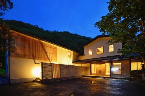 Hinatamikan - Location and Accessibility