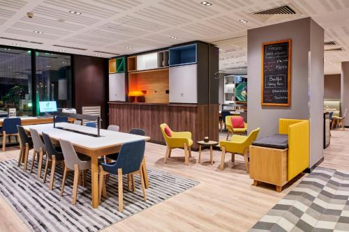 Holiday Inn Bordeaux Sud - Pessac, an IHG Hotel - Accommodations and Amenities