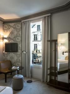 Hotel Atrium by Happyculture - Room Features and Amenities