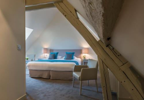 Hotel Aux Vieux Remparts, The Originals Relais - Location and Accessibility