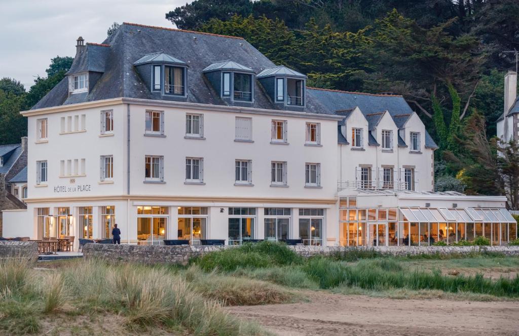 Hotel by the Beach - Location and Surroundings