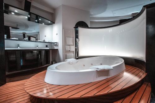 Hotel Carlton - Facilities and Amenities