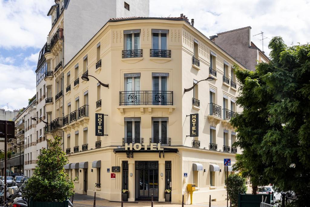 Hotel Charlemagne - Room Features and Amenities