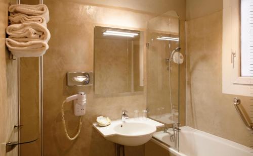 Hotel De La Motte Picquet - Excellent Location