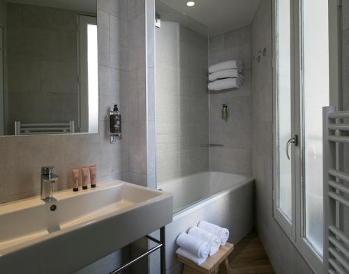 Hotel De Neuville Arc De Triomphe - Location and Accessibility
