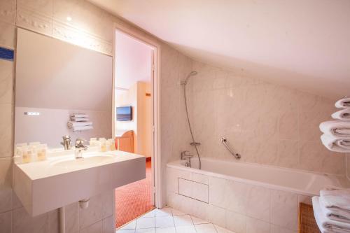 Hotel Delambre - Location and Accessibility