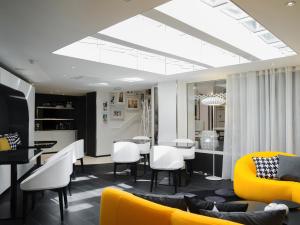 Hotel Ekta Champs Elysées - Accommodations and Amenities