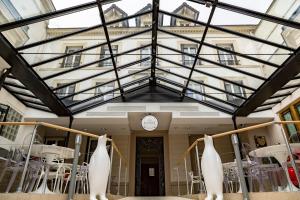 Hotel Jean Moët - Guest Experience and Amenities