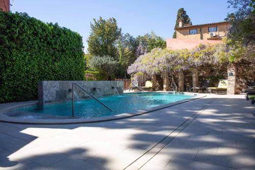 Hotel La Casa Pairal - Location and Accessibility