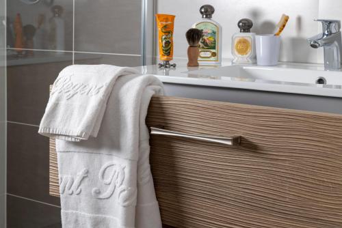 Hotel Le Regent Paris - Accommodation and Amenities