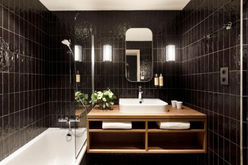 Hotel Marielle - Prime Location Details