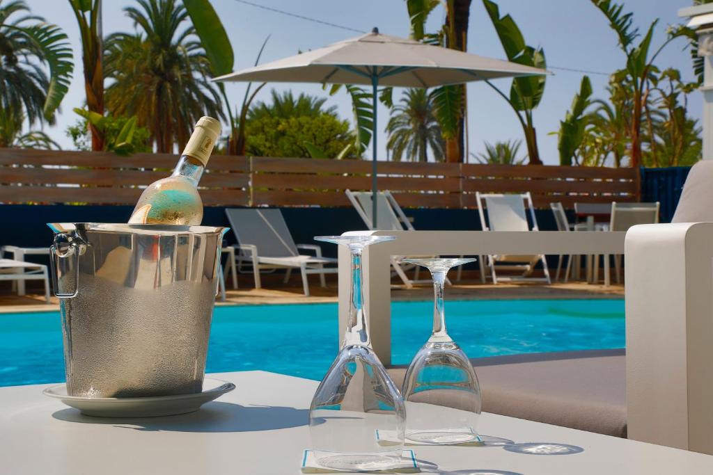 Hotel Napoleon - Location and Accessibility