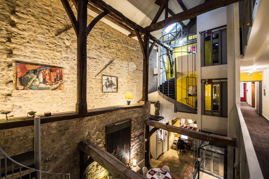 Hotel of the Tennis Court - Amenities and Features