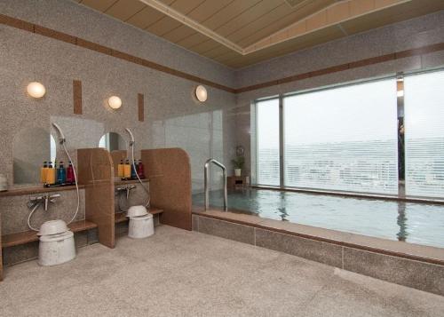 Hotel Route-Inn Higashimuroran Ekimae - Overview and Location