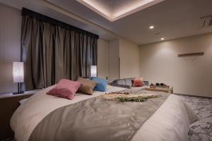 HOTEL ZEN Eight Wings - Cozy Rooms and Amenities
