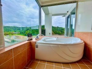 Hundred Days Hotel - Standout Features