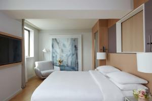 Hyatt Regency Paris Etoile - Amenities and Services