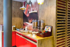 Ibis Levallois Perret - Accommodations and Amenities