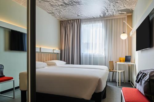 Ibis Montlhery Paris Sud - Room Features and Amenities