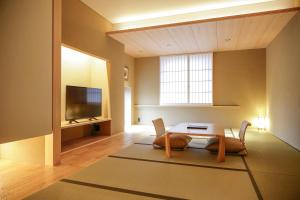 Kaminarimon Ryokan - Unparalleled Location and Accessibility