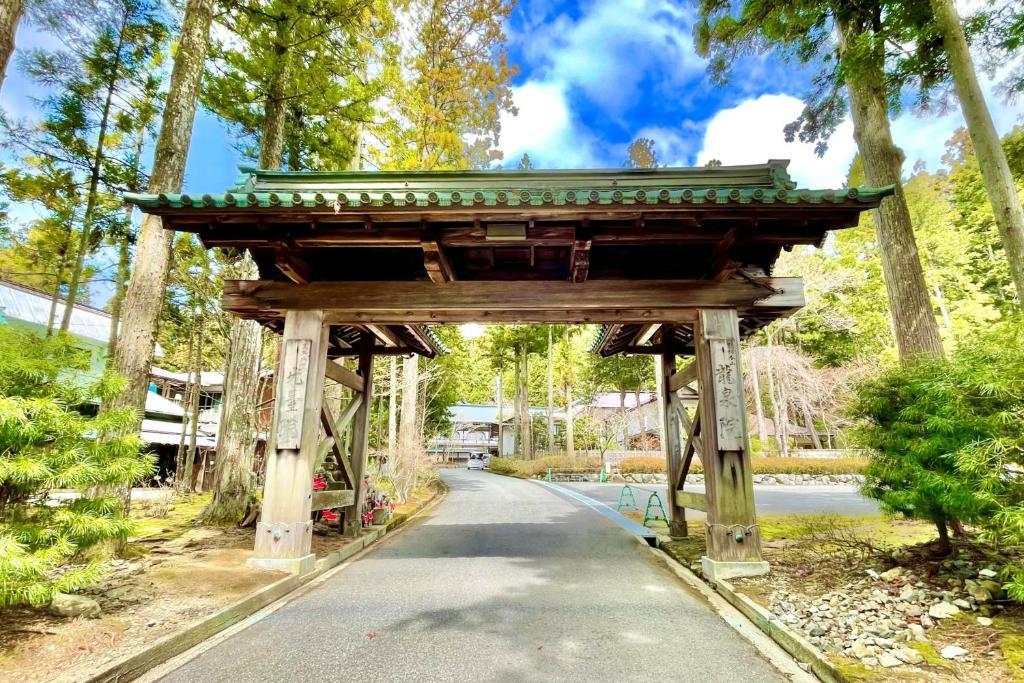 Koyasan Shukubo Ryusenin – Koyasan Mountain Lodging Review