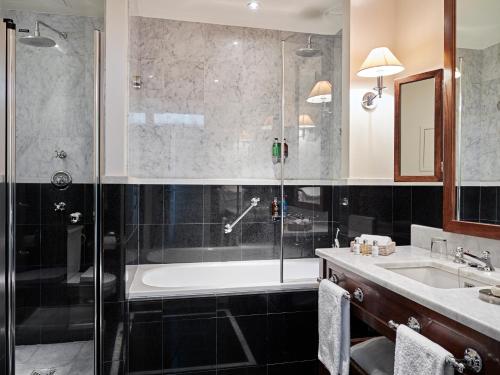 La Tremoille Paris - Location and Accessibility