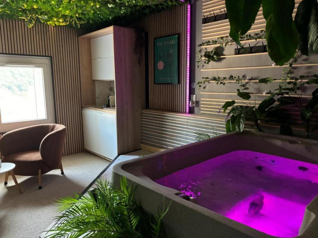 Lapparthôtel 23RD Avenue - Private Spa - Love Room - Themed Apartments - Points About Your Stay