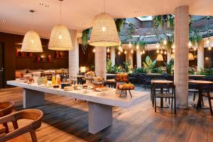 Le Bellune Paris - Amenities and Facilities