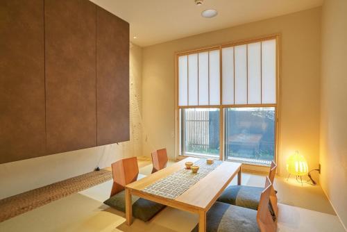 Lian Kanazawa - Accommodation Features