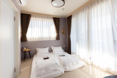 Light Hotel Review