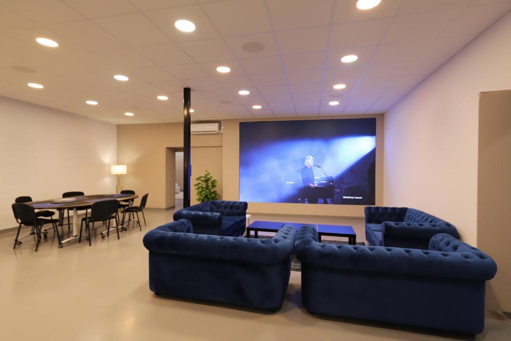 Loft 250M2 With 10M2 Giant LED Screen - Amenities and Features