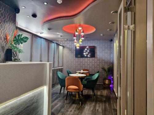 London Court Hotel - Accommodation Options