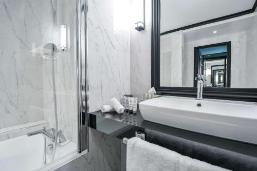 Maison Astor Paris, Curio Collection by Hilton - Amenities and Services
