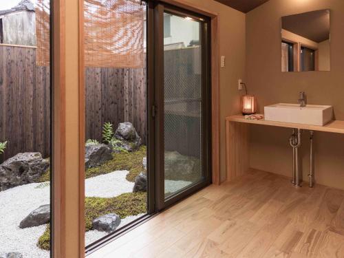 Marikoji Inn Kyoto - Location and Accessibility