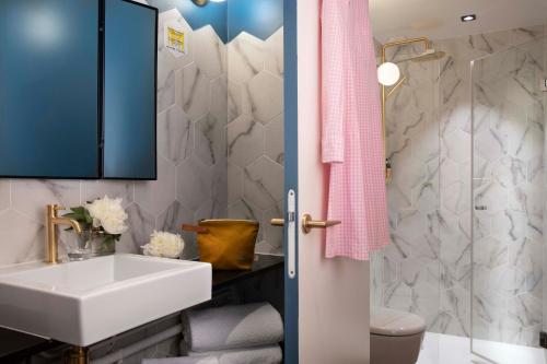 Maxim Folies Hotel - Guest Experiences
