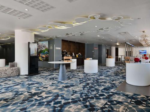 Mercure Marseille Centre Old Port - Rooms and Amenities