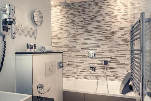 Mercure Paris Arc De Triomphe Wagram - Nearby Attractions