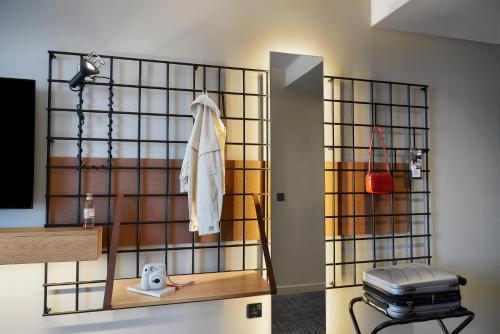 Moxy Slough - Location and Surroundings