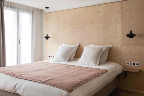 New Opera Hotel - Amenities and Facilities